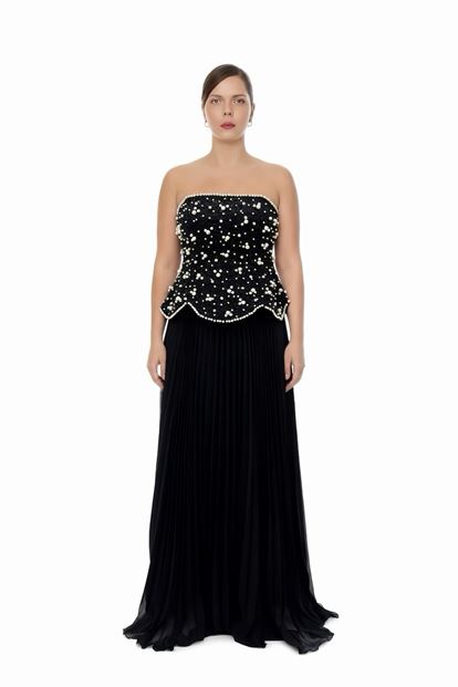 فستان سهرة أسود مطرز بالخرز بمقاسات كبيرة